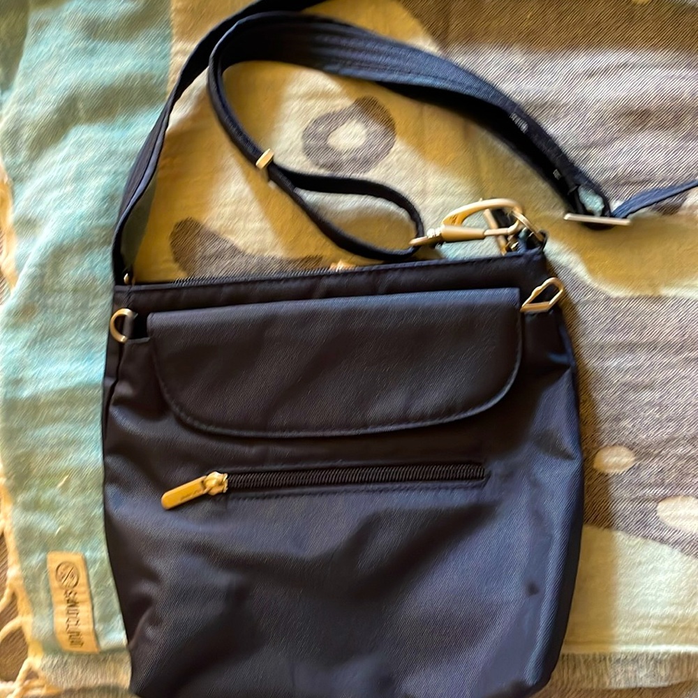 TRAVELON CROSSBODY ANTITHEFT BAG RFID NAVY BLUE EUC